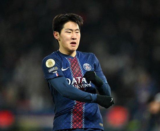 巴黎三叉戟轮休了一整场，即使这样依旧3-0完胜昂热，就等着全力拼拜仁。之前1/8