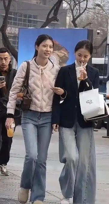 事实证明，紧身裤比宽松款好看。 