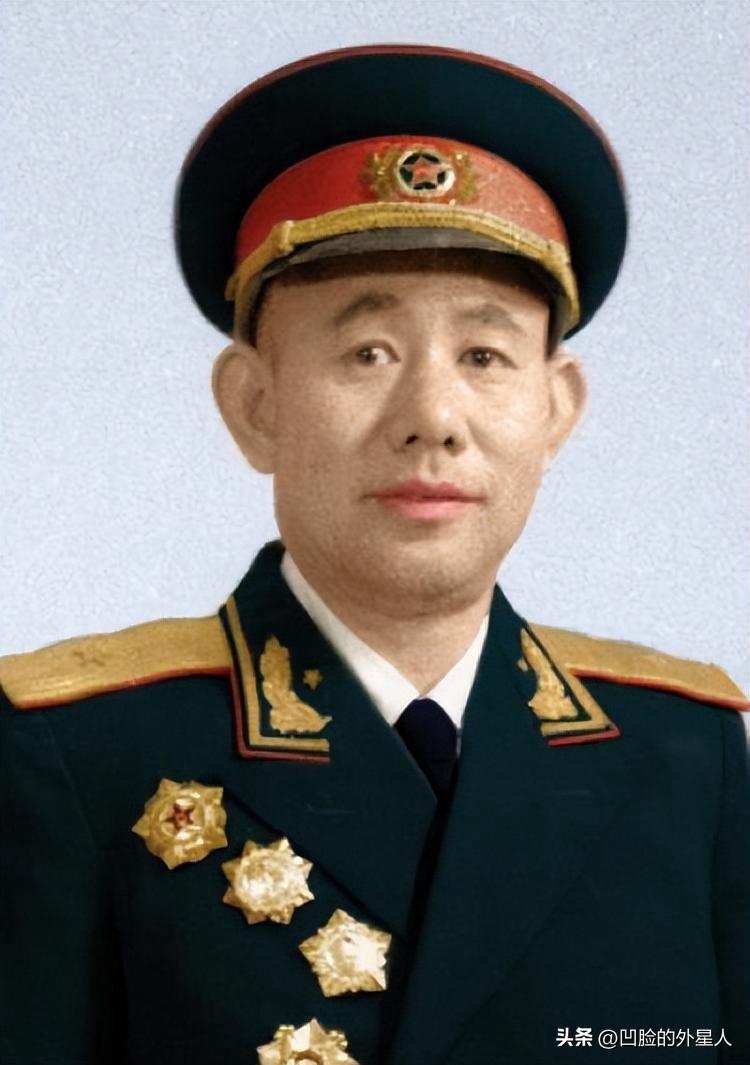 1951年，一群志愿军在撤退时，猛然发现眼前狭隘的山谷中，竟出现了成千上万个美军
