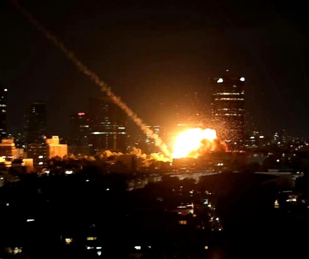 伊朗导弹击中特拉维夫的画面： ​​​