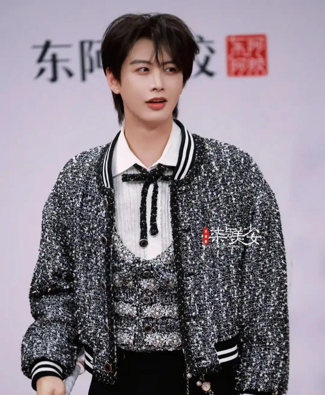 竖屏短剧正吞掉传统影视的蛋糕，今年市场规模要冲700亿！
何健麒用《迎凤归》一把