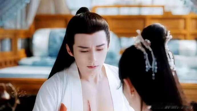刘学义男妲己他的颜值与气质，仿佛跨越了性别的界限，既英俊又魅惑。在荧幕上，他以独