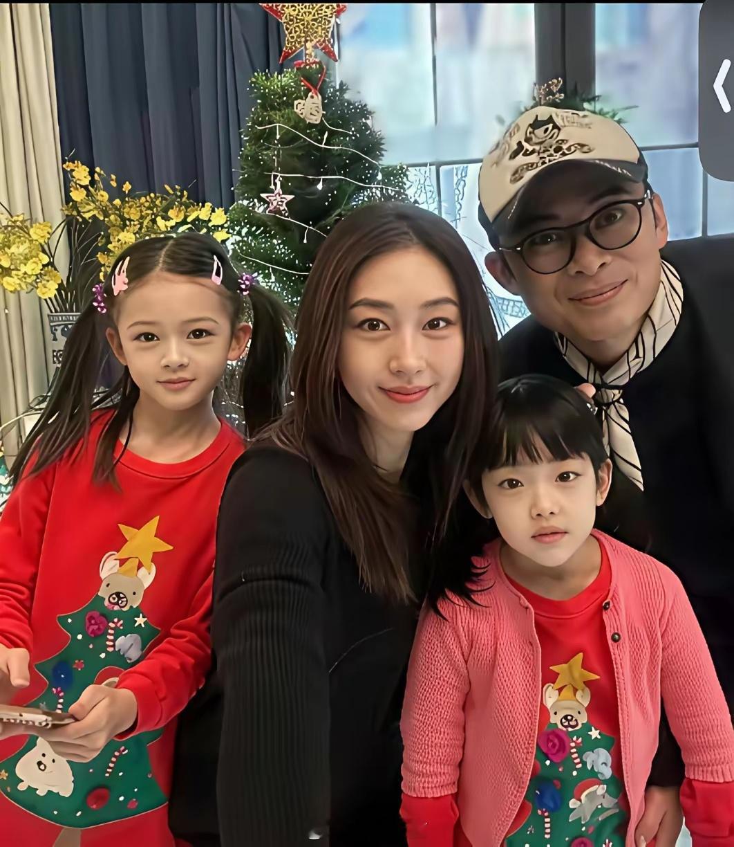 萌娃的颜值都遗传了妈妈的，难怪樊少皇要找这么漂亮的老婆，来改良基因。 