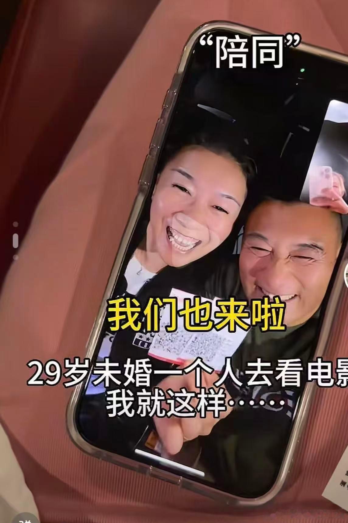爸妈点名要看的电影 🍿被爸妈硬拉进影院，本以为平淡无趣，结果父辈往事拍得细腻动