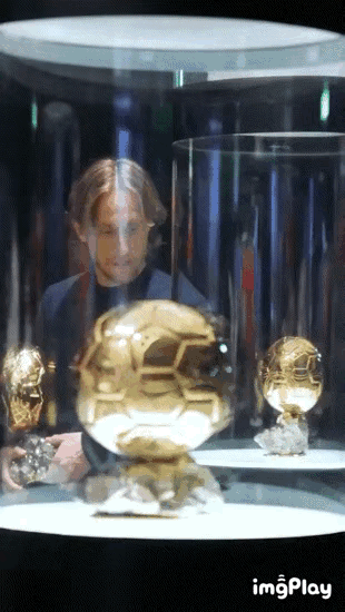 过两年上海申花把莫德里奇招进来，请他把金球奖放入申花博物馆，这样申花就是国内第一