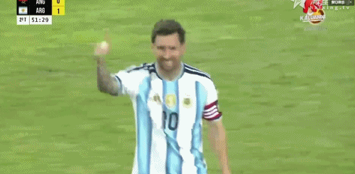 梅西凌空抽射高出了横梁，可惜！