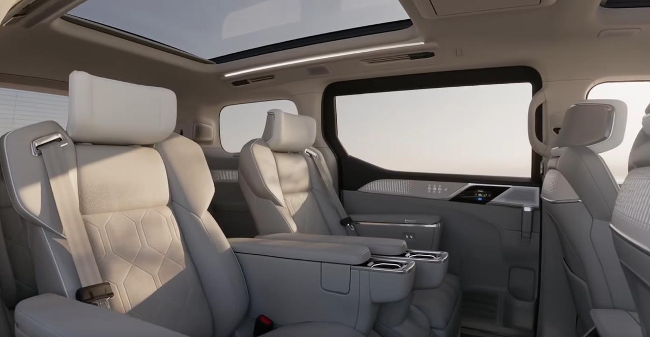 2027款沃尔沃EM90这台车，我觉得定位很清楚。它不是让司机开得多带劲，而是让