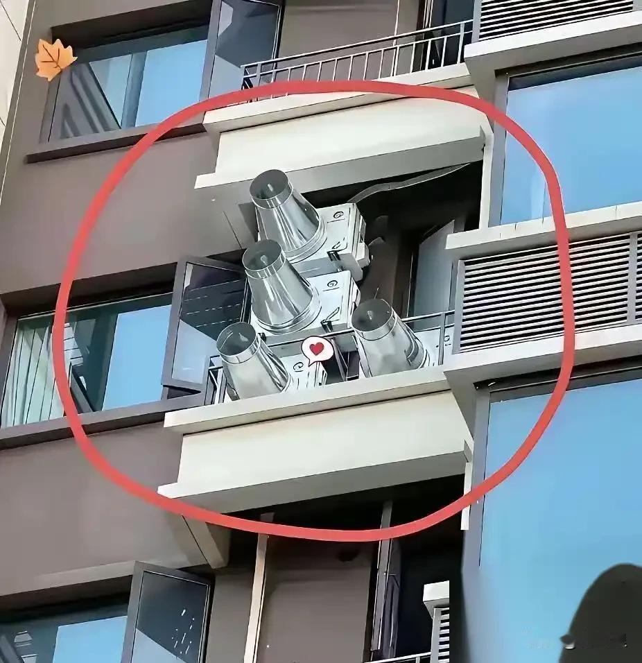 安徽这哥们儿也是倒霉，出差刚到家想透口气，推窗一看，对面墙上赫然杵着四根大管子，