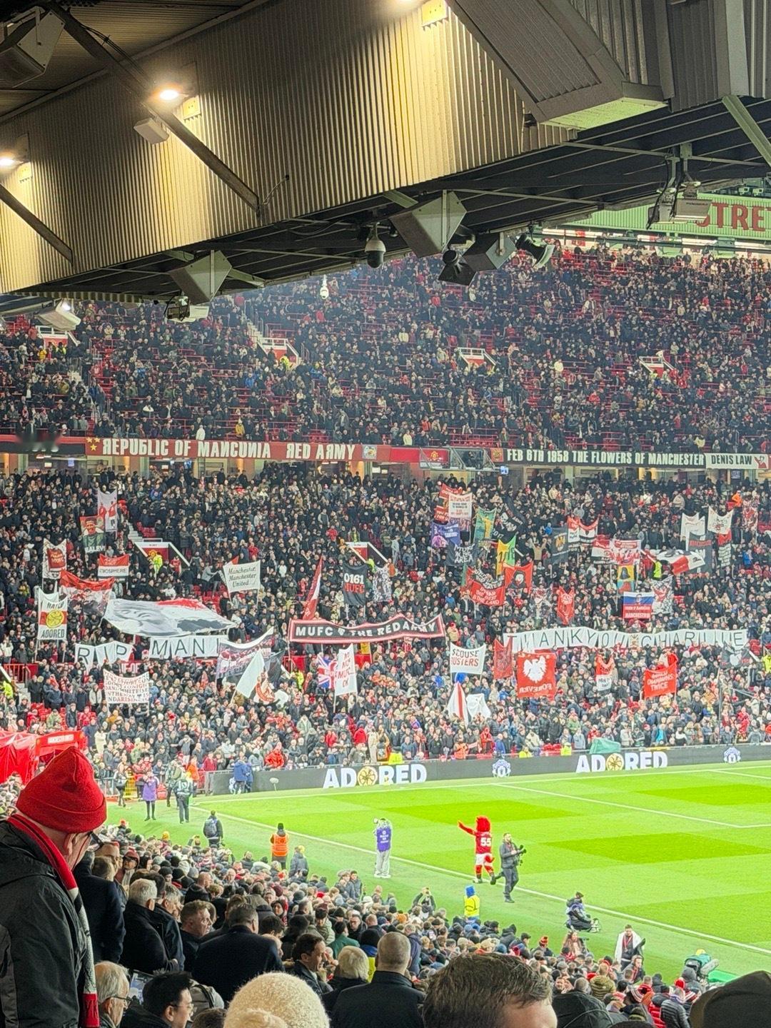 随着现场放出的I Wanna Be Adored的歌声，曼联西看台球迷打出横幅向