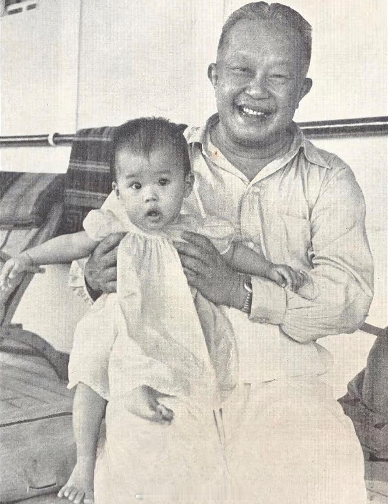 王室王室泰国王室暹罗往事 老照片：一张很珍贵的合影，红唇姐她爹纳卡特拉王子抱着外