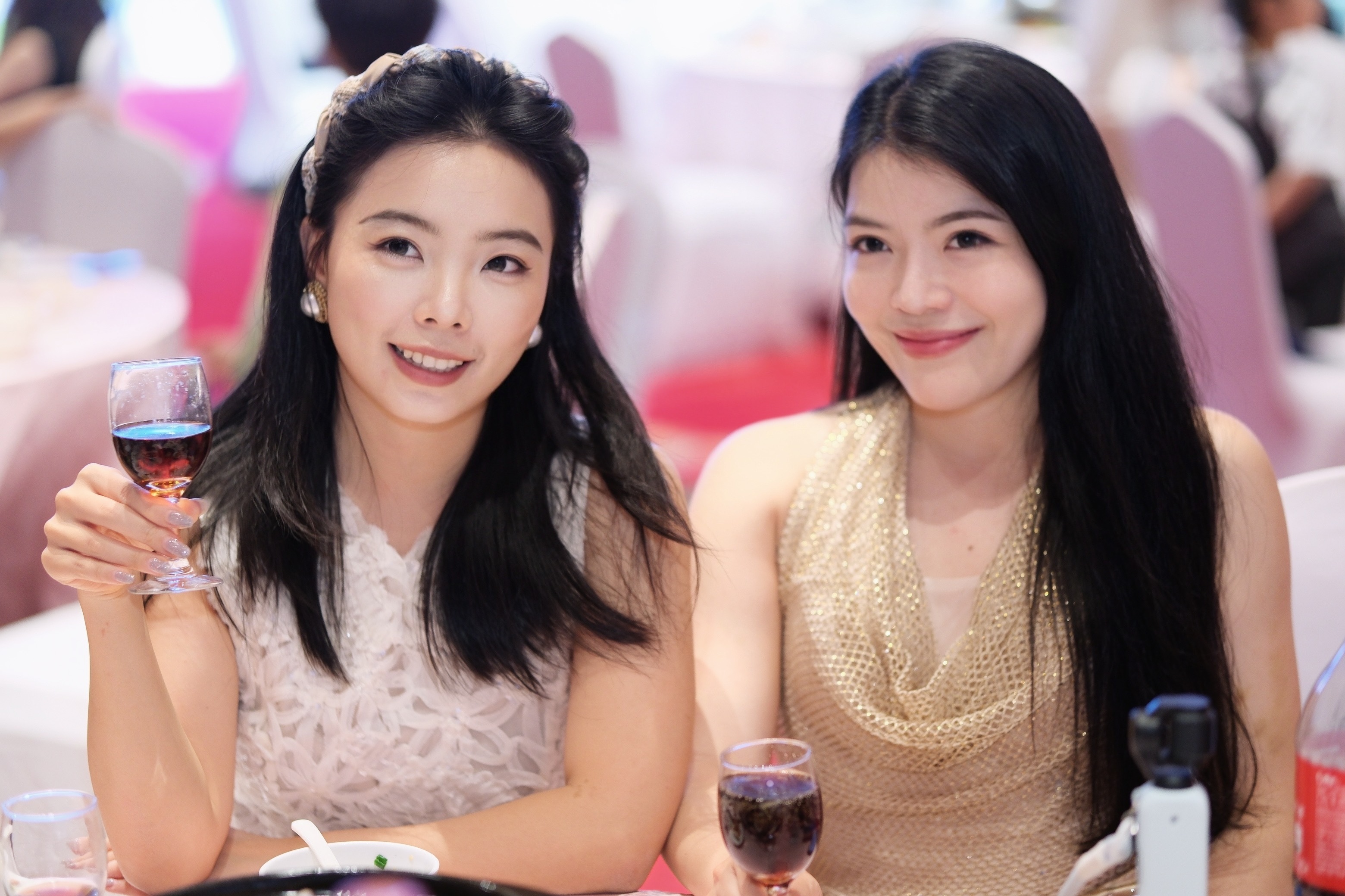 每个姐妹跟我还有合照都会显得很娇俏哈哈两个看起来很不好惹的entj 池州