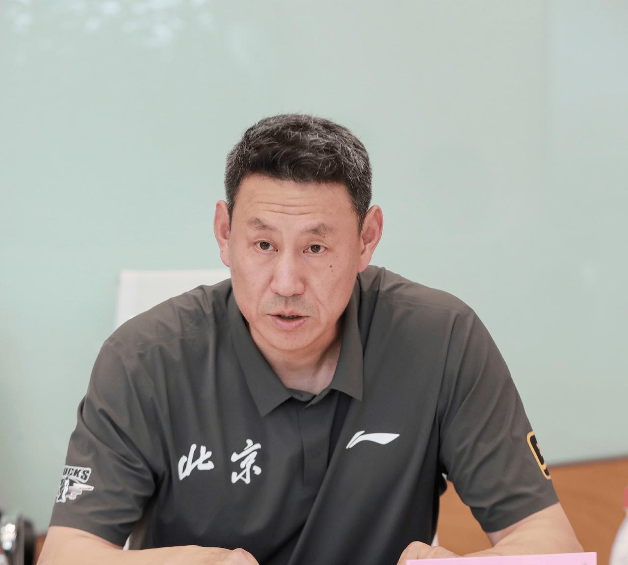 今天应该是北京球迷最意外的一天，北京首钢队换帅已经正式敲定，接棒的人正是李楠。
