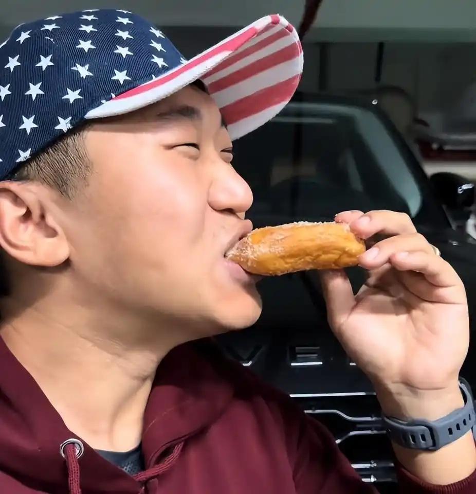 讽刺拉满！曾经疯狂吹捧美国的 “甜甜圈”，遭美警枪柄击伤后在线求助。

事情发生