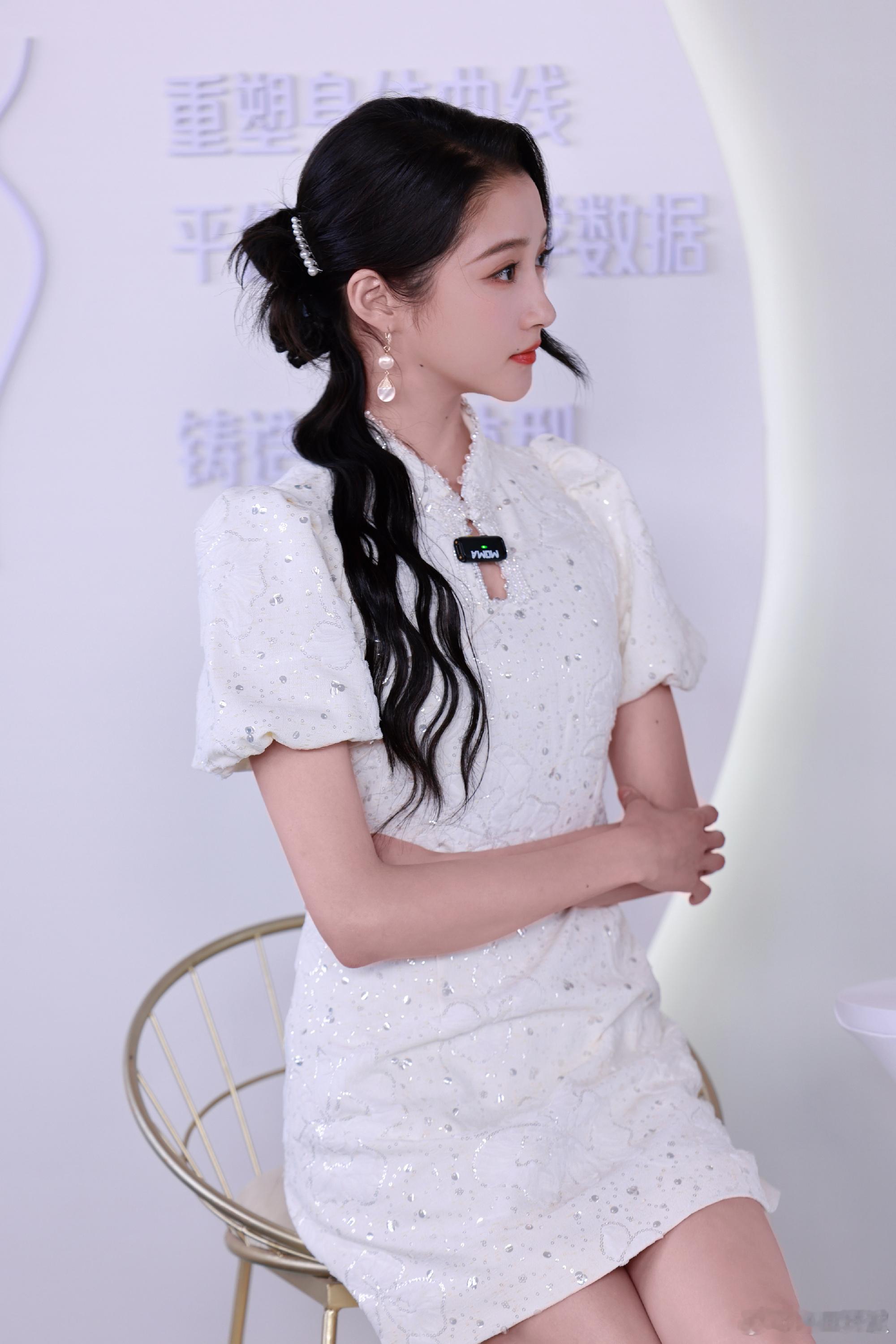 关晓彤香蜜闺秀直播出图 新中式白裙温婉又美丽🤍 