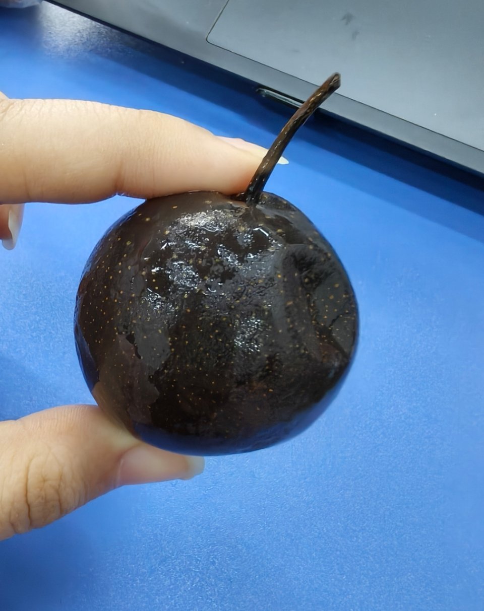 冻梨!第一次吃!东北老师从东北寄来的第一次见这么小的梨子! 甜甜的，像冰淇淋! 