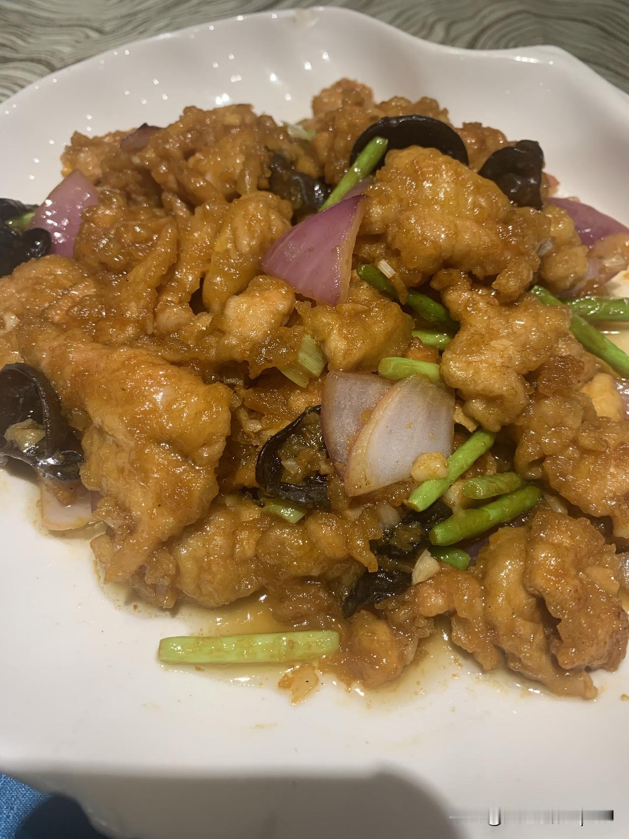 没想到今天竟然到了柳林县，吃到了心心念念的柳林美食。图1是过油肉，图2是吊烧茄子