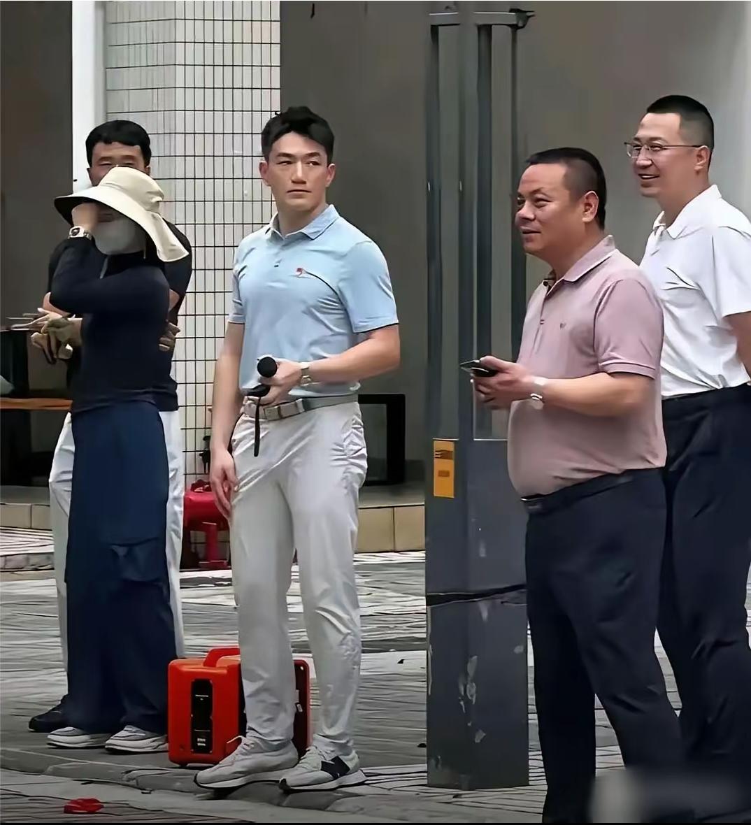 张馨予老公何捷不但长相帅气，身段笔直，还有强健体魄。他曾是军官，目前已转业，现在