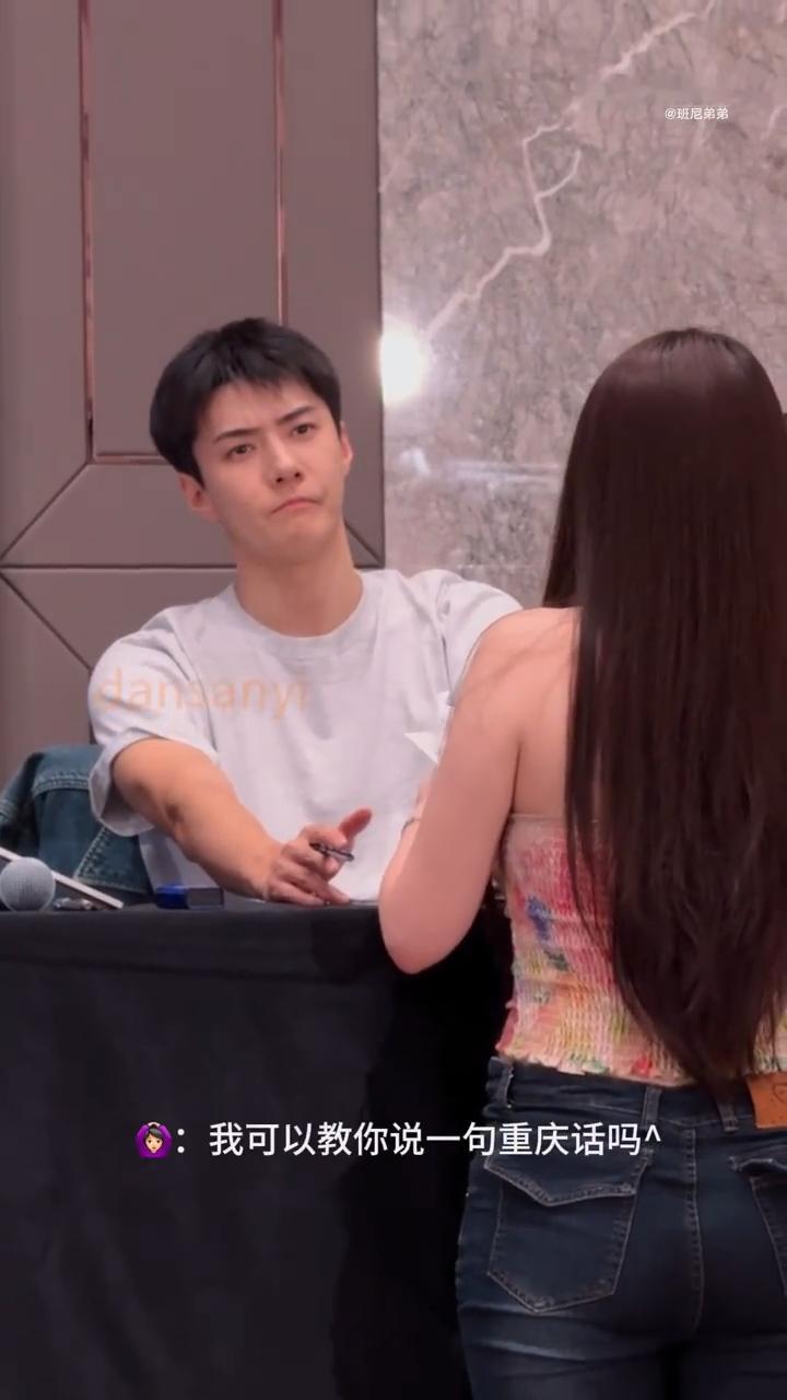 吴世勋说重庆话粉丝教吴世勋说重庆话 循环播放吴世勋说重庆话的视频，已经忘记普通话