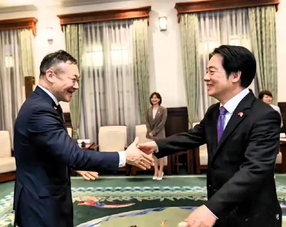 伸到绞索的头颅注定被绞杀，组团“窜访”台湾的高市亲信萩生田光一，所搭飞机刚触及桃