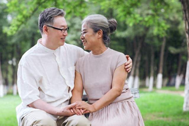 初代丁克老了：组团养老、被迫离婚，还有人生了二胎