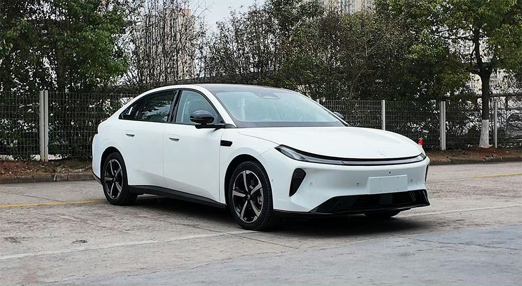 【北汽极狐S3换电版工信部申报：4.9 米长中大型轿车，最大功率 159kW】新