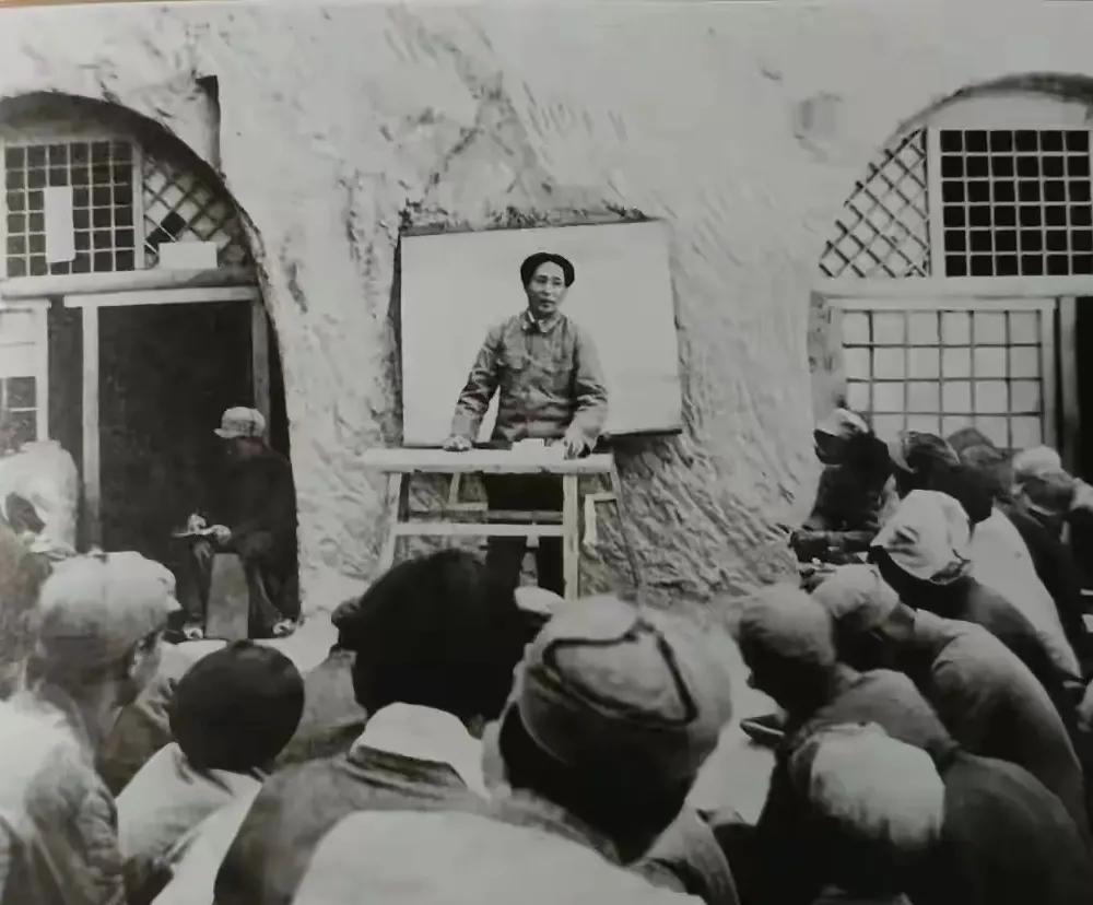 毛主席：“不要低估了自己方面的力量，不要夸大敌人方面的力量。〞