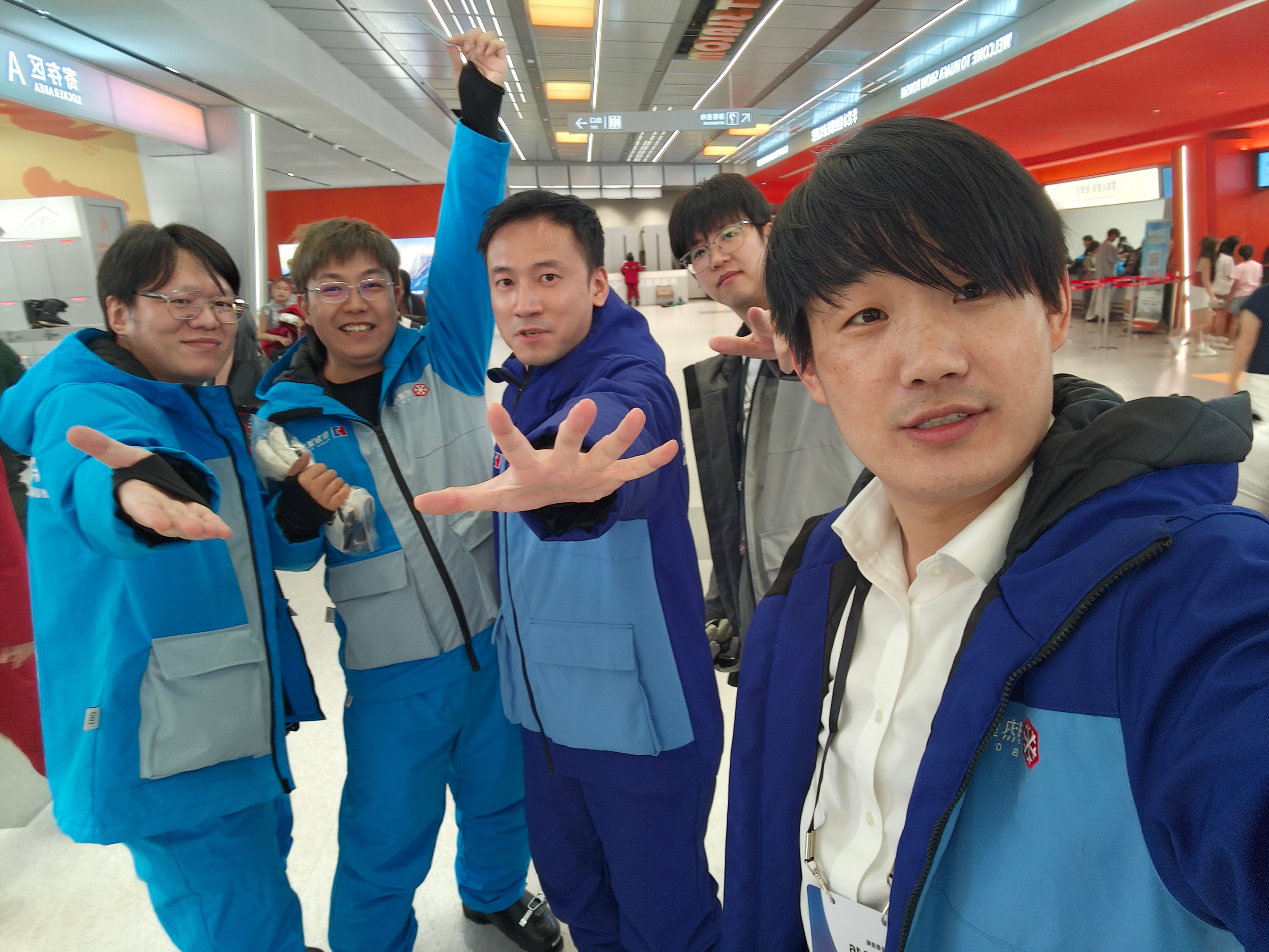 深圳不愧是超一线城市，满足南方人滑雪愿望，建造前海冰雪世界工程，遇到几个猛男一起