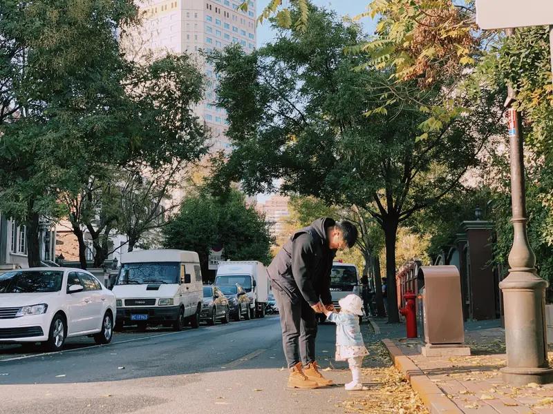 陈赫女儿竟有“干爹团”？鹿晗身份引热议，明星二代关系网曝光
近日，陈赫与郑恺的深