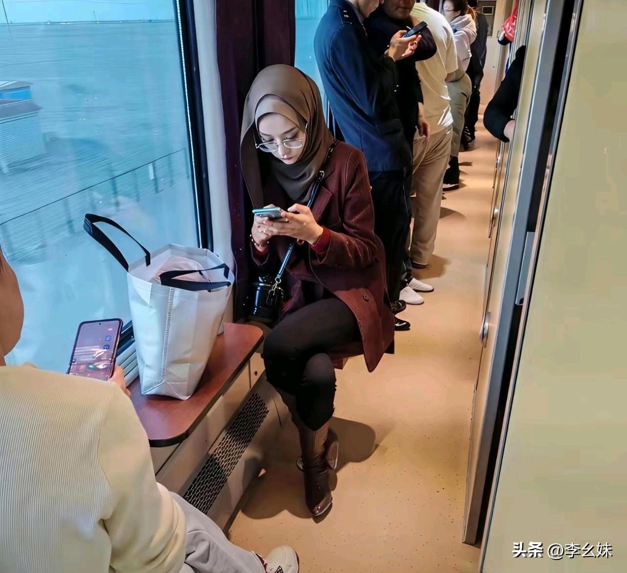 这位美女的腿是怎样盘成这种的，还有人能做到吗？发出来看看