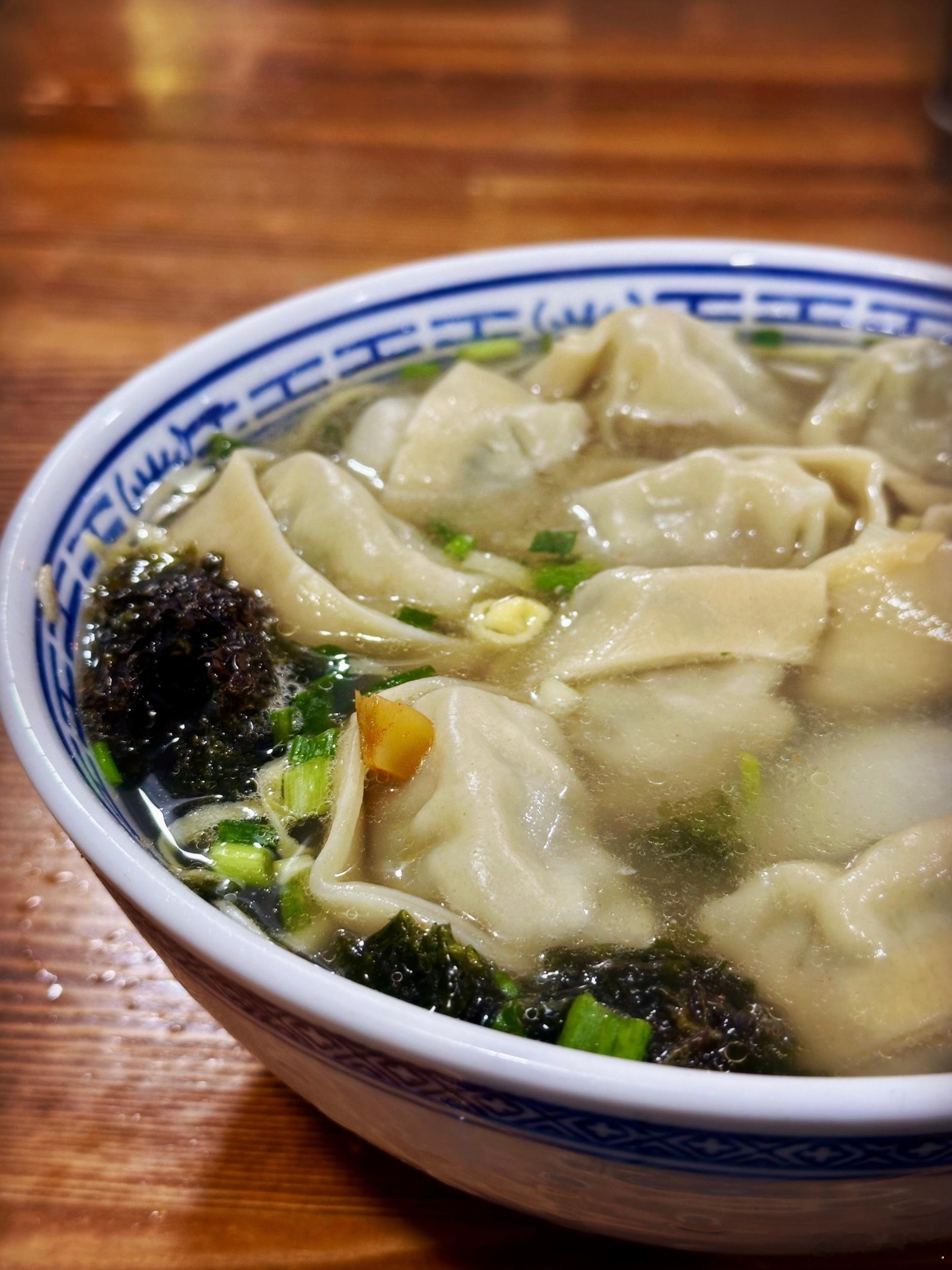 提前到球场，多打了十几分钟超时。在梅雨暂歇的小风里出汗。在毛爷爷注视下吃馄饨。猪