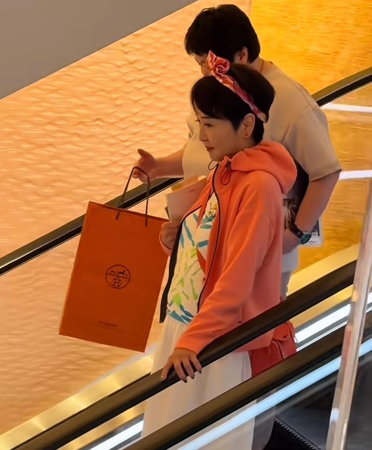 谢霆锋母亲狄波拉逛商场时的一幕