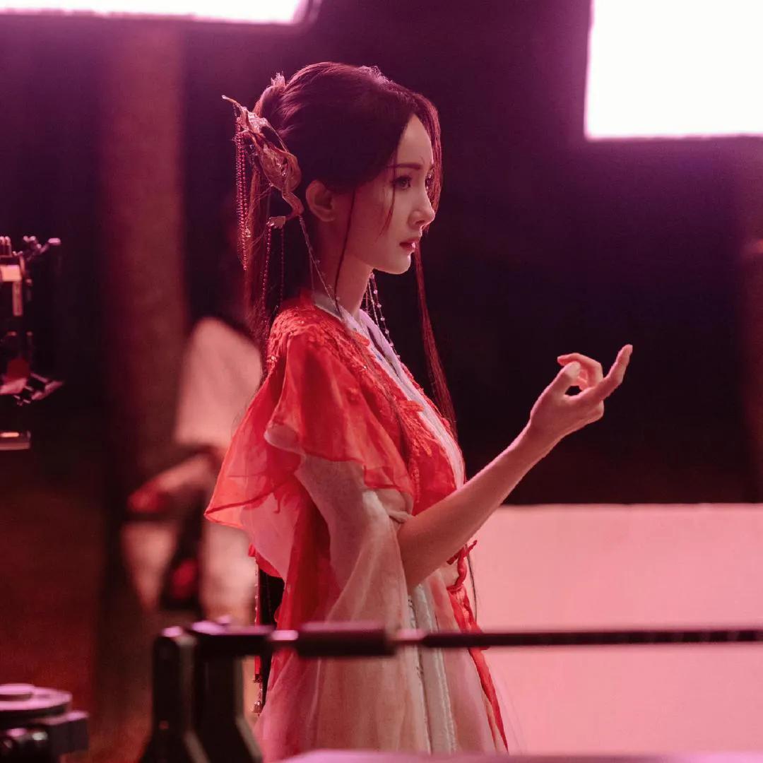 一键开启沉浸式美学体验！杨幂演绎涂山红红惊艳众人，红衣似火、眼神灵动，将角色的神