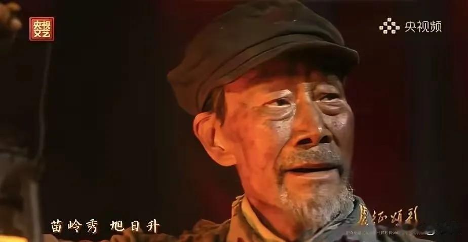 长征晚会上，李雪健老师一出场，很多观众看得眼泪直流。受病痛影响，他听力受损、说话