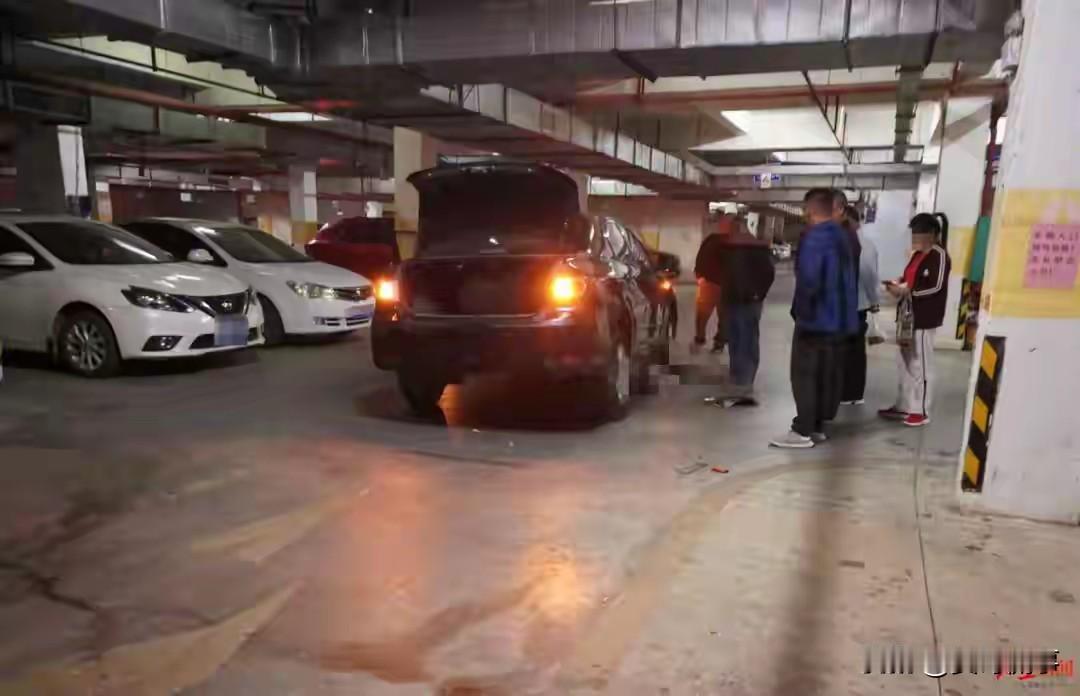 “冤不冤！”广西来宾，一男子下班回家停车时，地下车库道路正中央躺着一名醉汉，男子