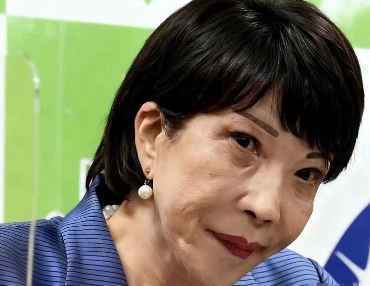 日本女首相，年轻时是节目主持人，长得漂亮又清纯！进入政坛后，整个人大变样，尤其是