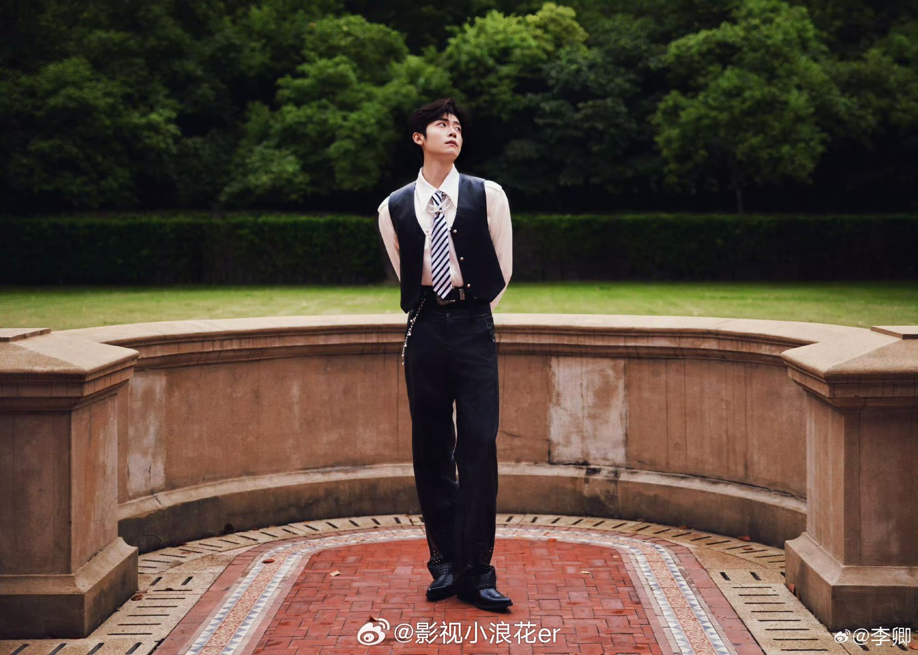 李卿3月最后一天耍酷一下李卿耍酷一下 李卿这是要承包三月的最后一天吗？九宫格帅照