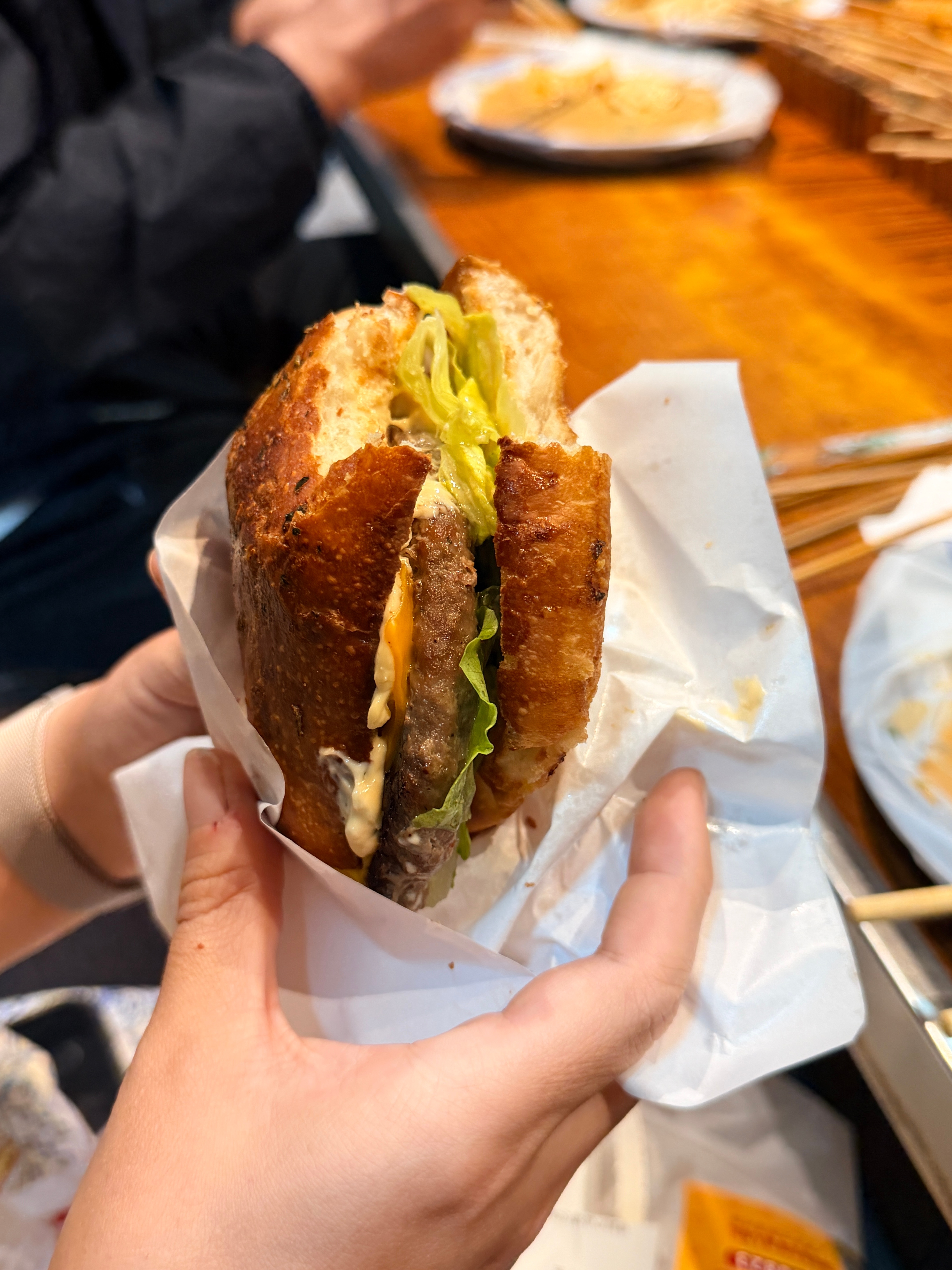 麦当劳多门店被举报前几天刚和朋友念叨完，肯德基麦当劳华莱士....这些快餐店的臭