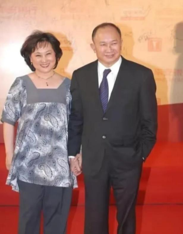 2012年，著名导演吴宇森确诊淋巴癌中期，变卖了北京的房产去美国治病。没想到8年