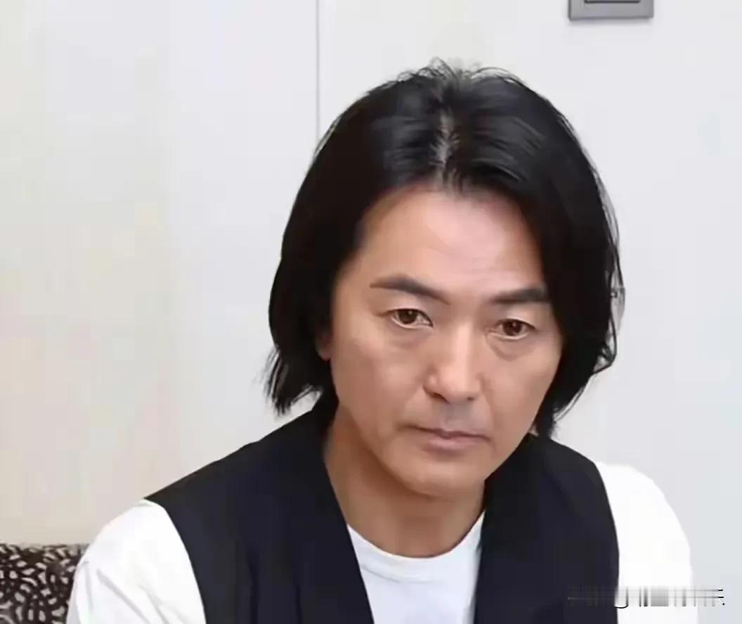 男人也会“断崖式”衰老吗？
郑伊健前几年看着还挺年轻，
最多三四十岁的样子，
如