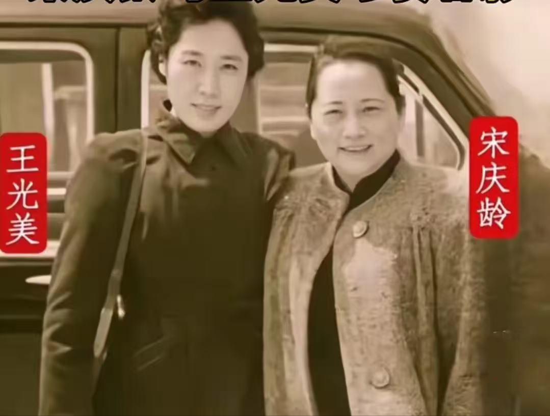 宋庆龄是国父孙中山的夫人，她衣着整洁，举止端庄，笑容慈祥有爱，精神状态满分，岁月