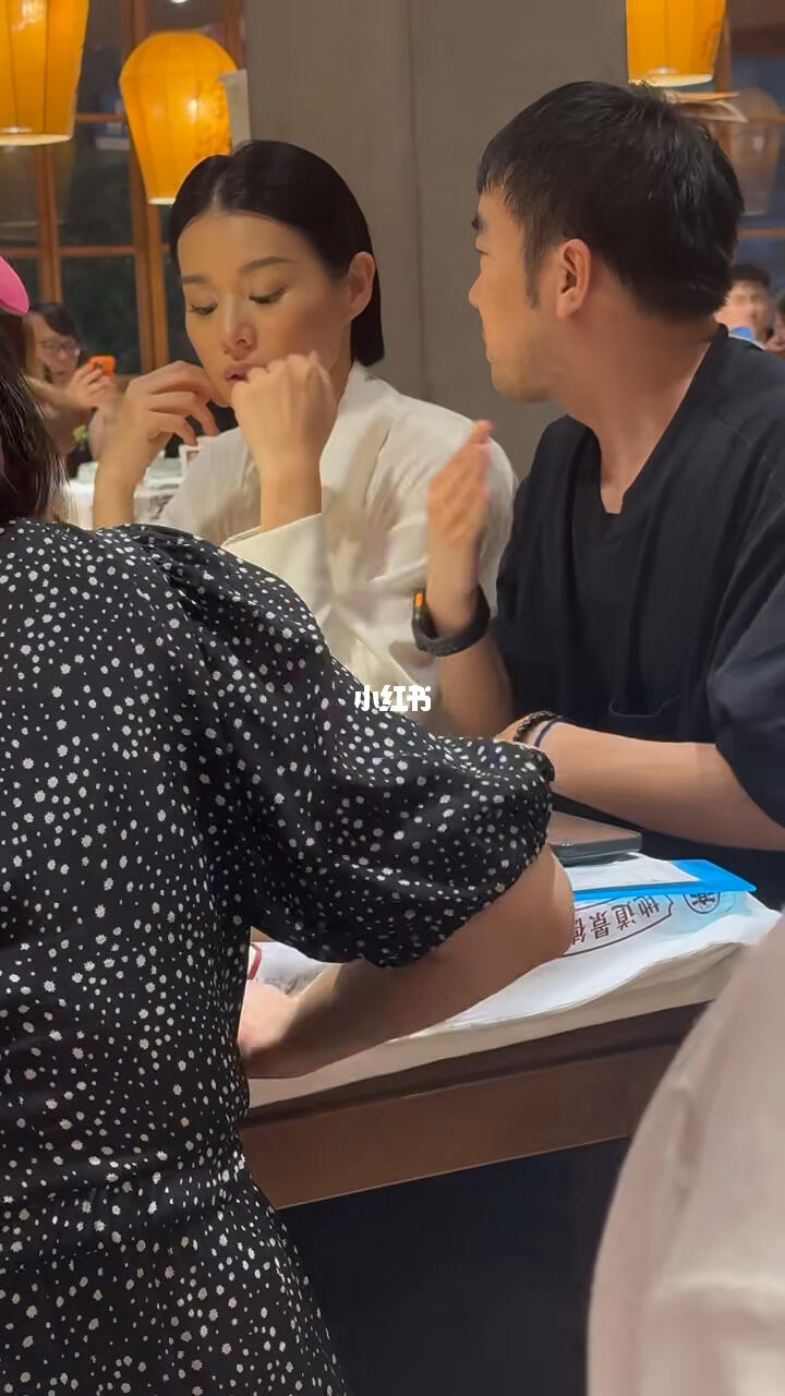 胡杏儿未戴婚戒现身内地，网友：离了？