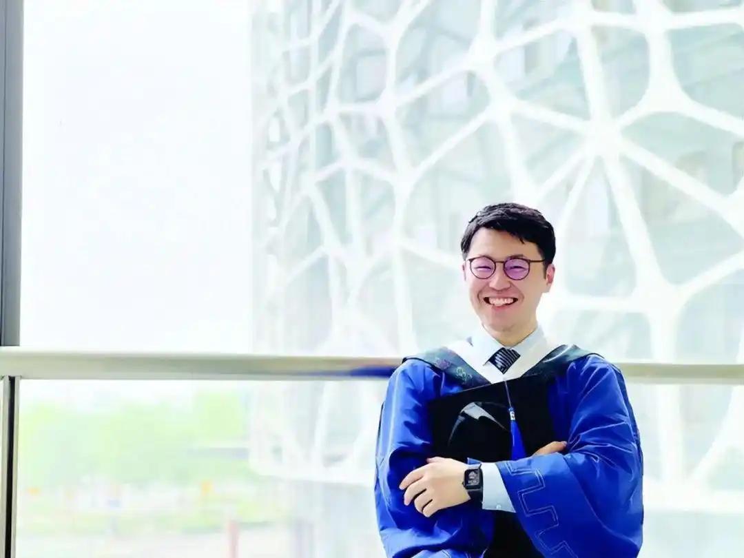 听说过专升本，你听过“专升天”吗？一位名叫何世豪的95后男生，专科生时代台灯被砸