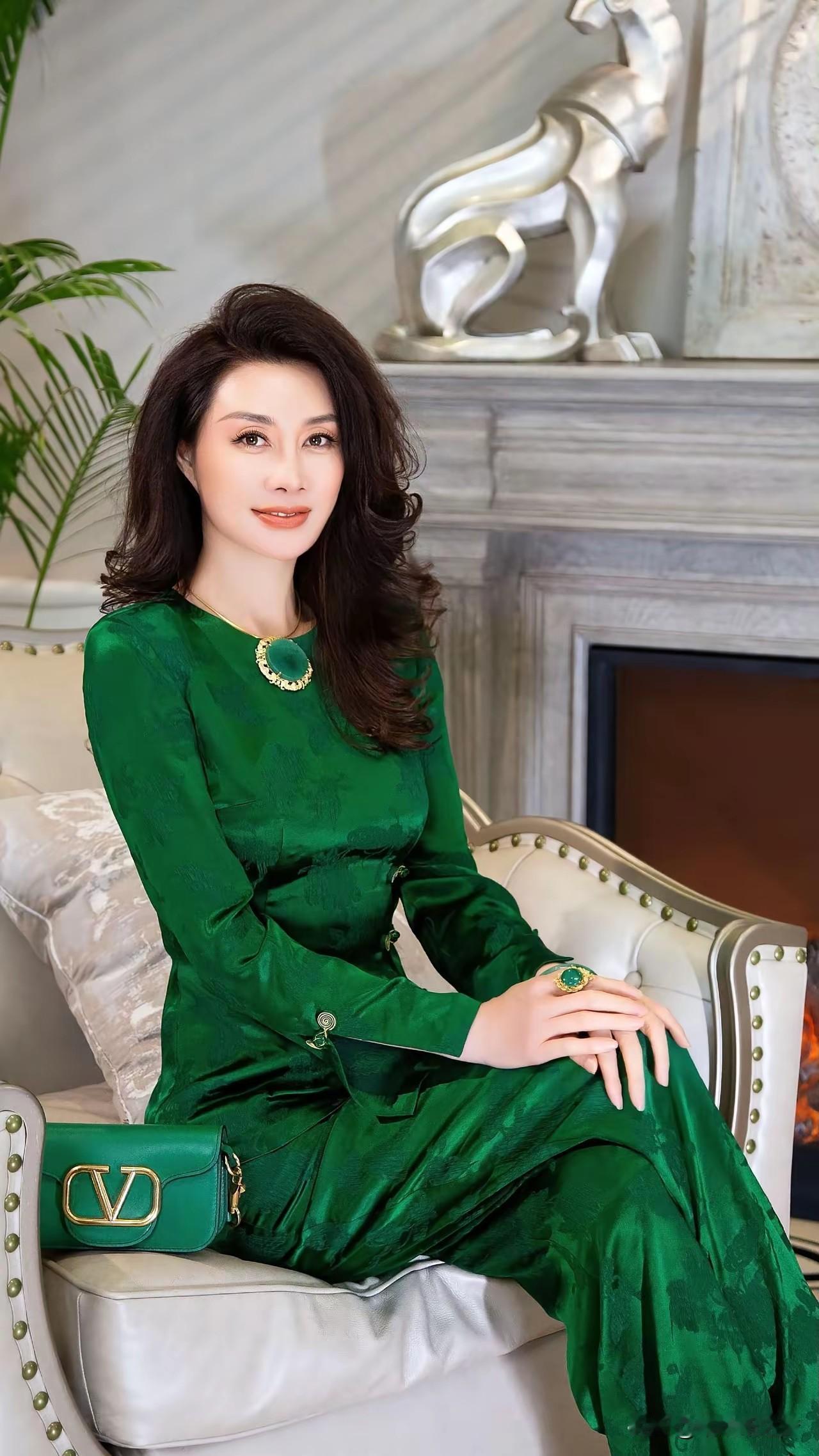 女儿悲，丈夫一去不回归。女儿愁，无钱去打桂花油。女儿喜，灯花并头结双蕊。女儿乐，