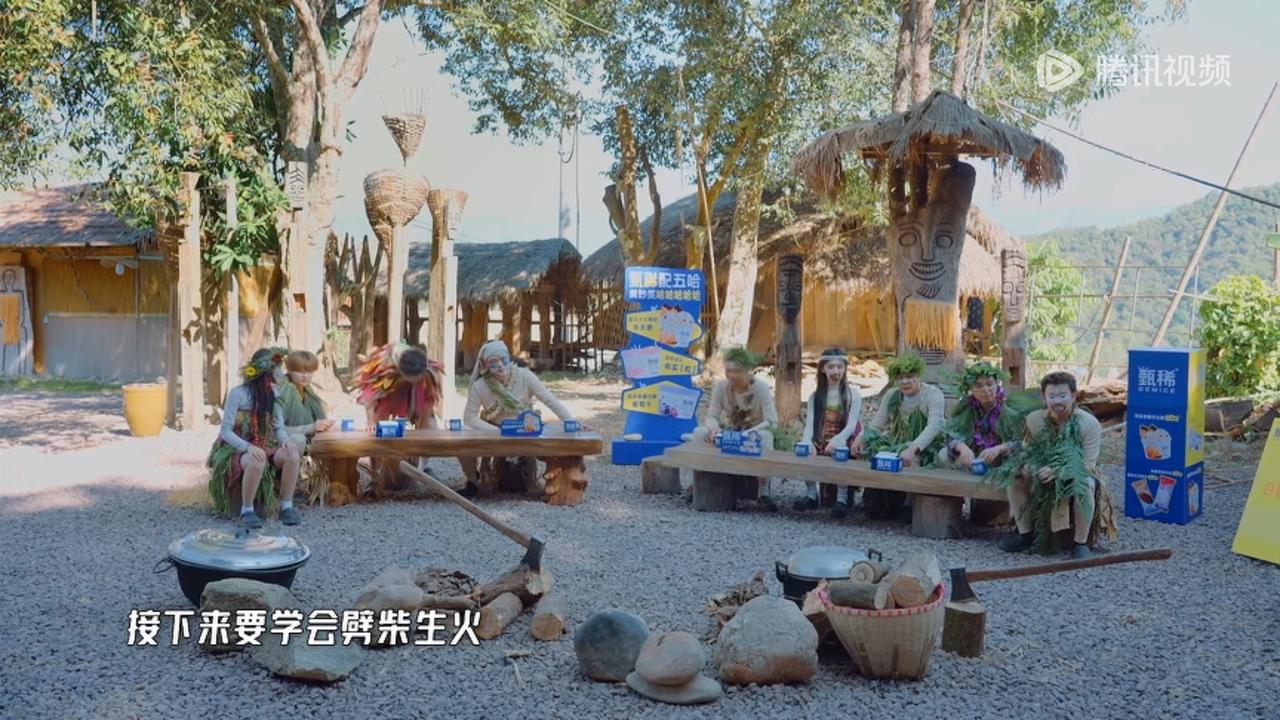 五哈“劈柴烧火”，我一开始以为就是一个人专门劈柴，一个人专门钻木取火，而没想到的