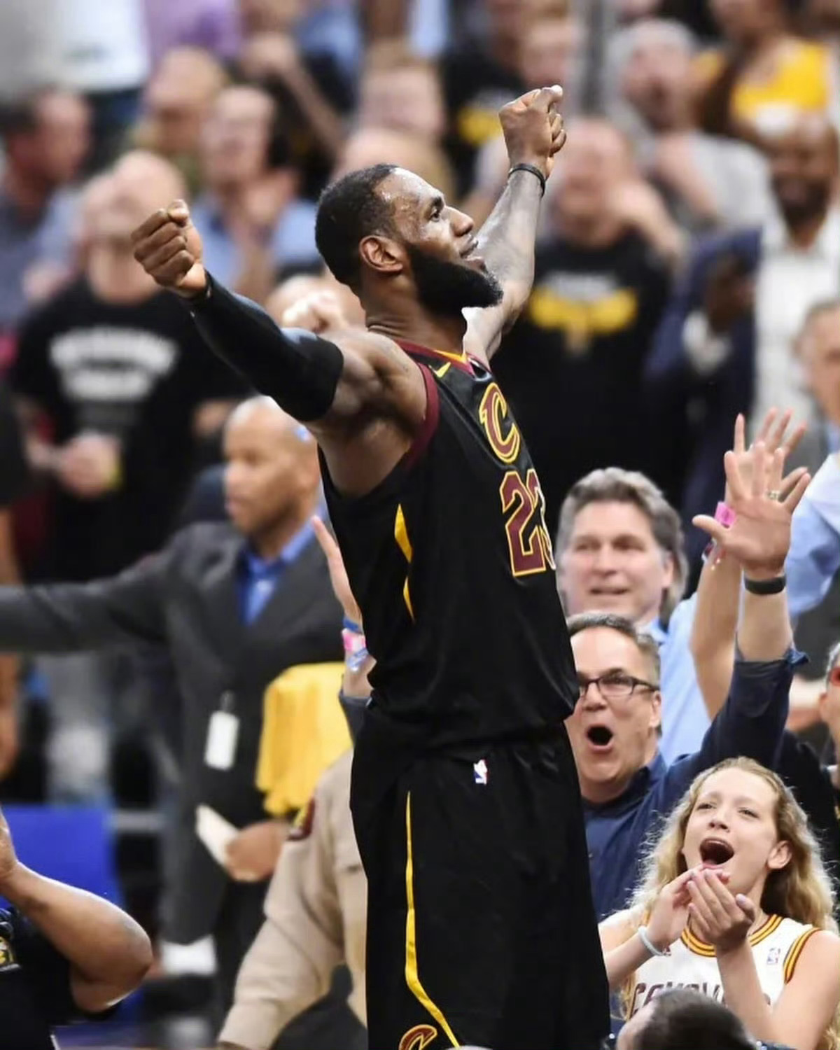 👊张开双臂，迎接欢呼骑士克利夫兰骑士nba詹姆斯