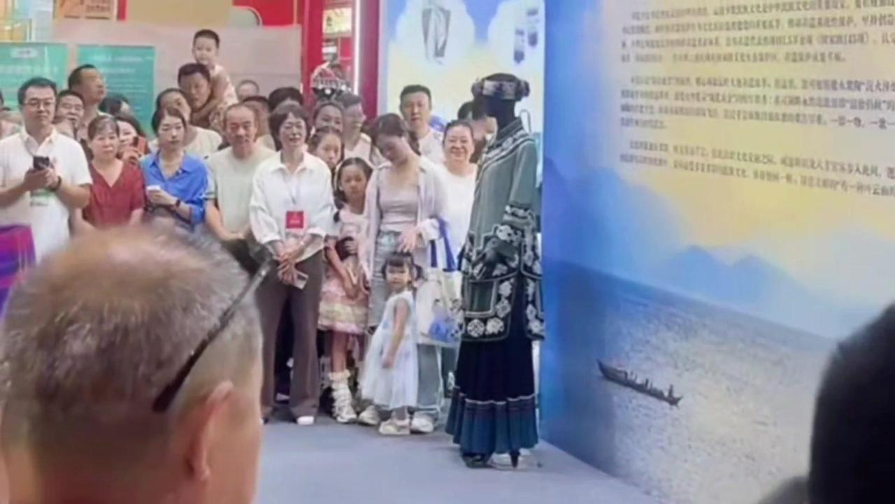 景颇族刀舞有多震撼？💥景颇族刀舞太绝了！表演者手持长刀，步伐矫健，刀光闪烁间尽