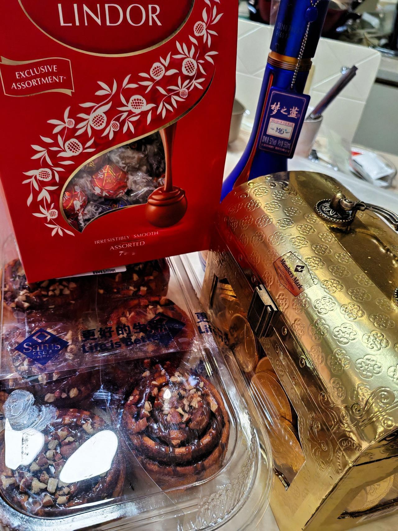 这是女儿买的，她可能觉得金币巧克力比真金币还要好，毕竟是可以吃进嘴里的美味啊！