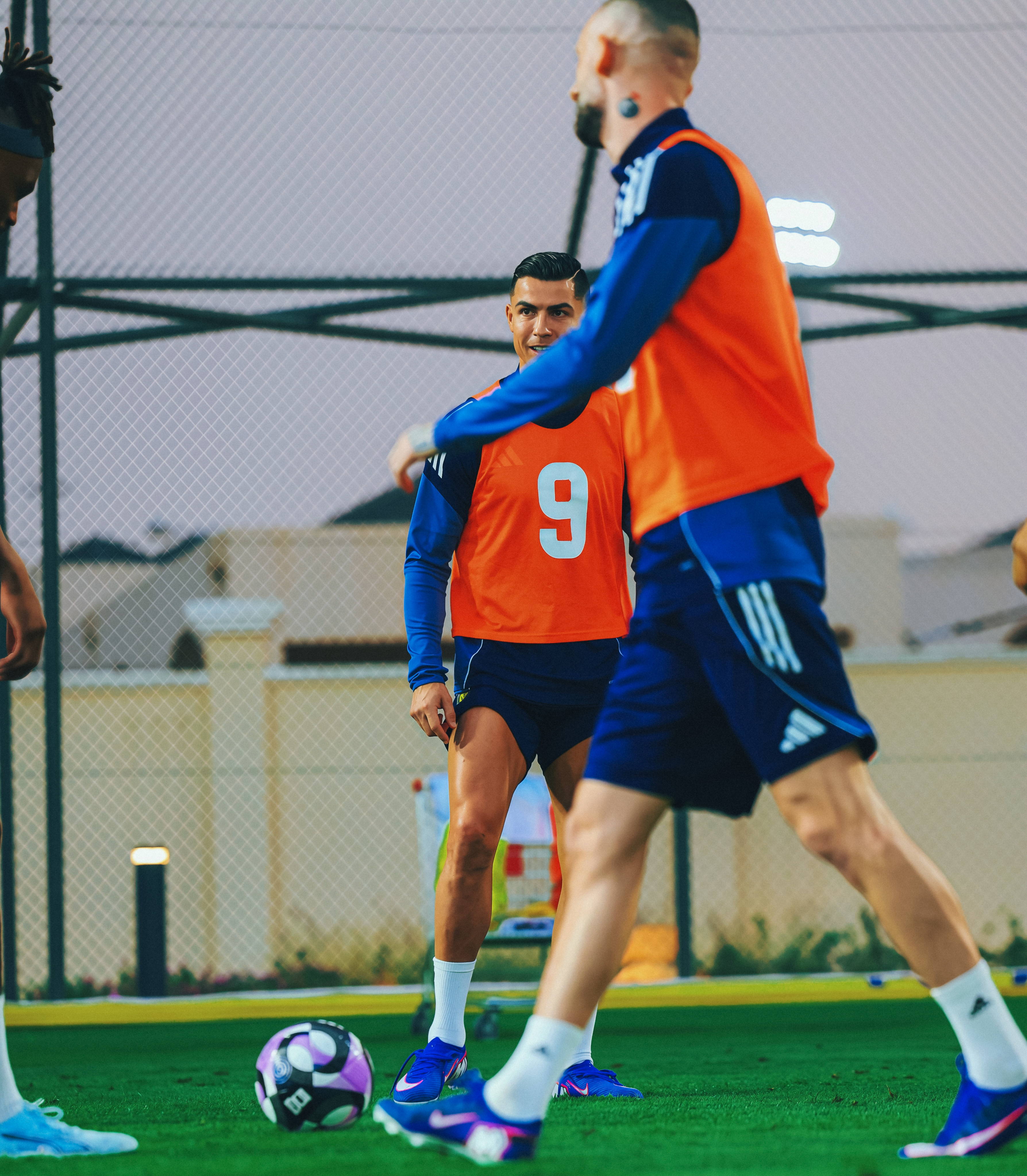 C罗回归训练 🛑 罗纳尔多今天训练的镜头，发型似乎发生了新变化，利雅得胜利全队