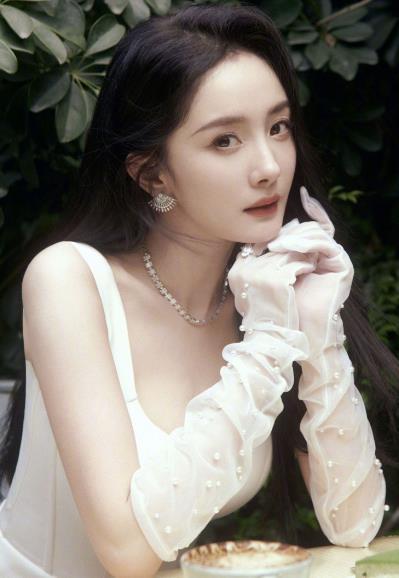 杨幂演出了母爱无声却震耳欲聋 身为妈妈的85花杨幂在电视剧《生万物》中饰演农妇“