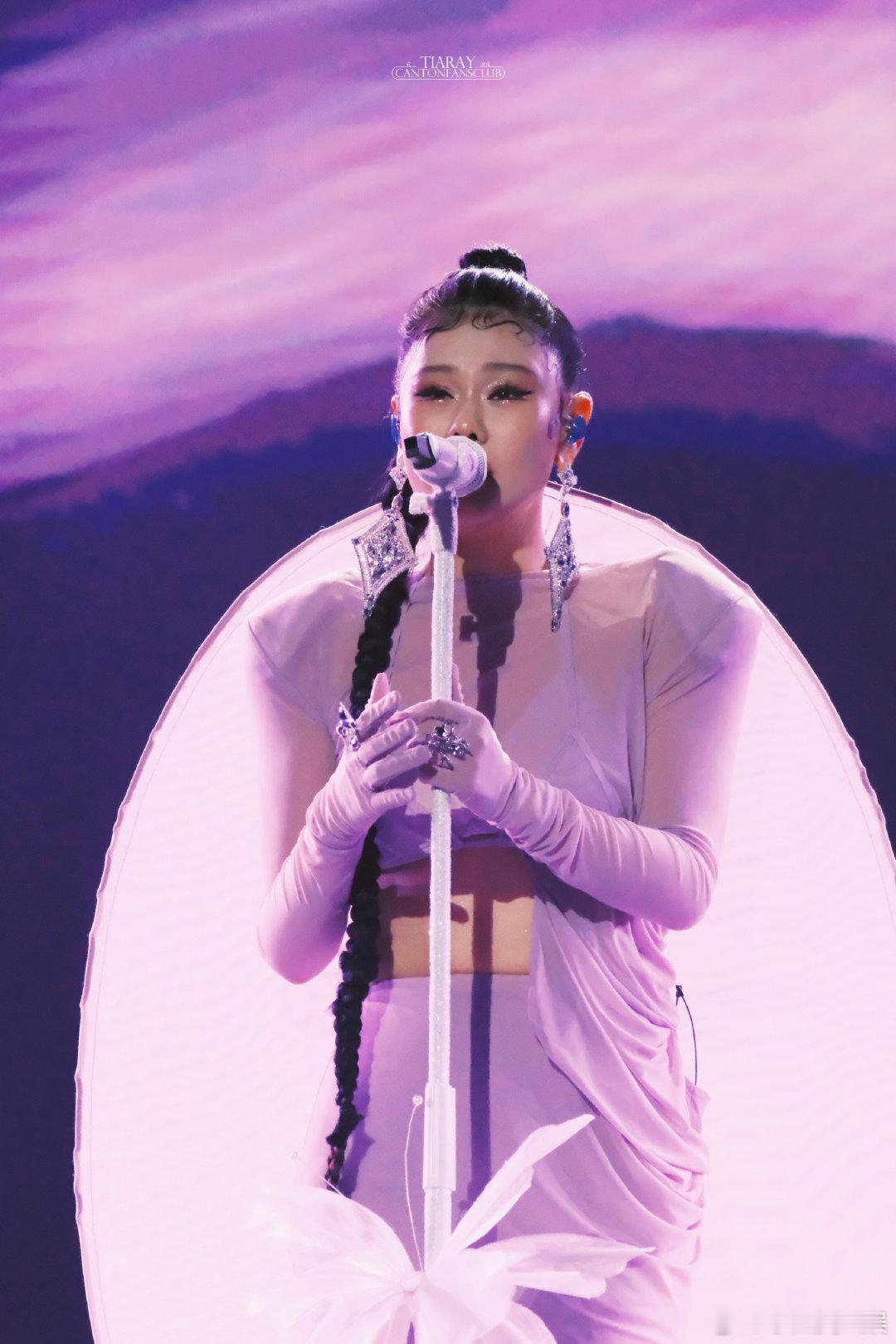 #洪涛从不缺席袁娅维的演出#喜欢洪涛和袁娅维的这种友情，并且袁娅维给我们带来了非